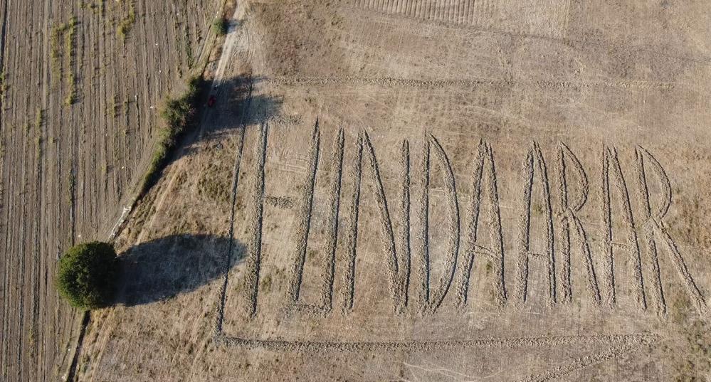 Funda Arar hayranı çiftçi, tarlasına traktörle ismini yazdı