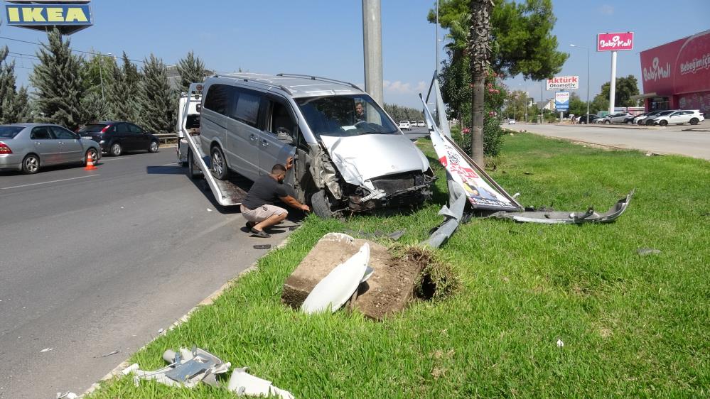 Hafif Ticari Araç Aydınlatma Direğine Çarptı-1