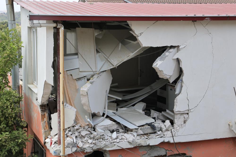 Freni Patlayan Çöp Kamyonu Mutfağa Girdi: 1 Kişi Yaralandı