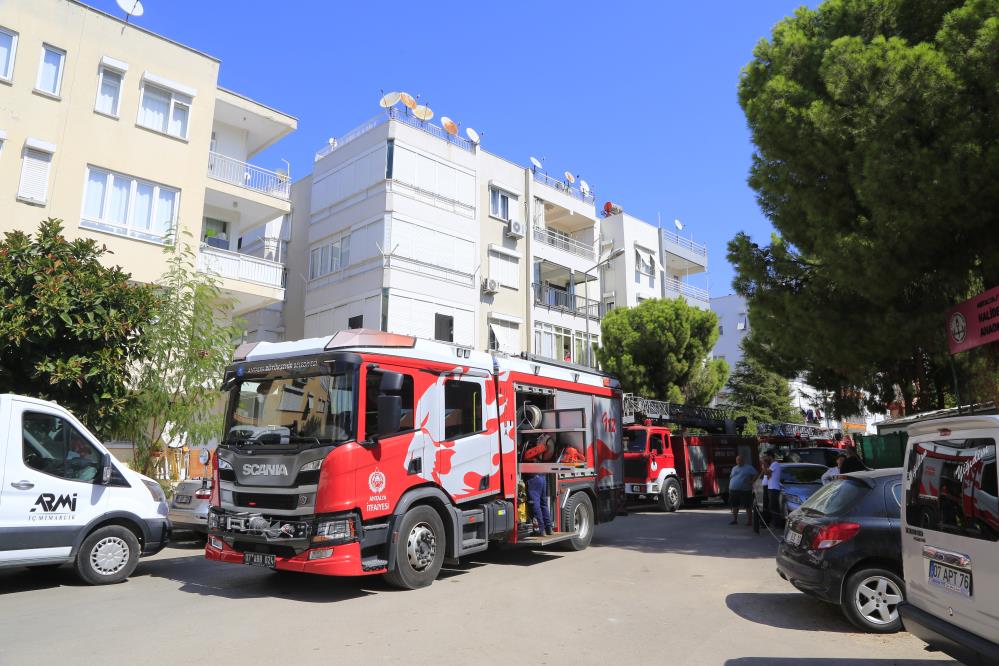 Antalya'nın Muratpaşa ilçesinde, bir apartmanın klimasından çıkan yangın büyük paniğe neden oldu.