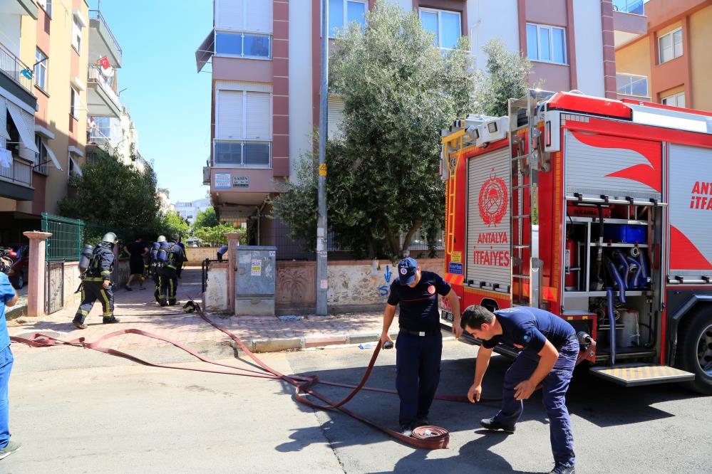 Ocakta Yağı Unuttu Yangın Söndürülürken Gözyaşlarıyla İzledi