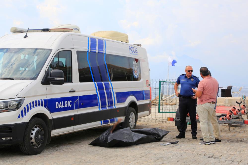 Antalya'nın Muratpaşa ilçesinde devriye gezen deniz polisi, Lara açıklarında su yüzeyinde bir erkeğe ait cansız bedene rastladı