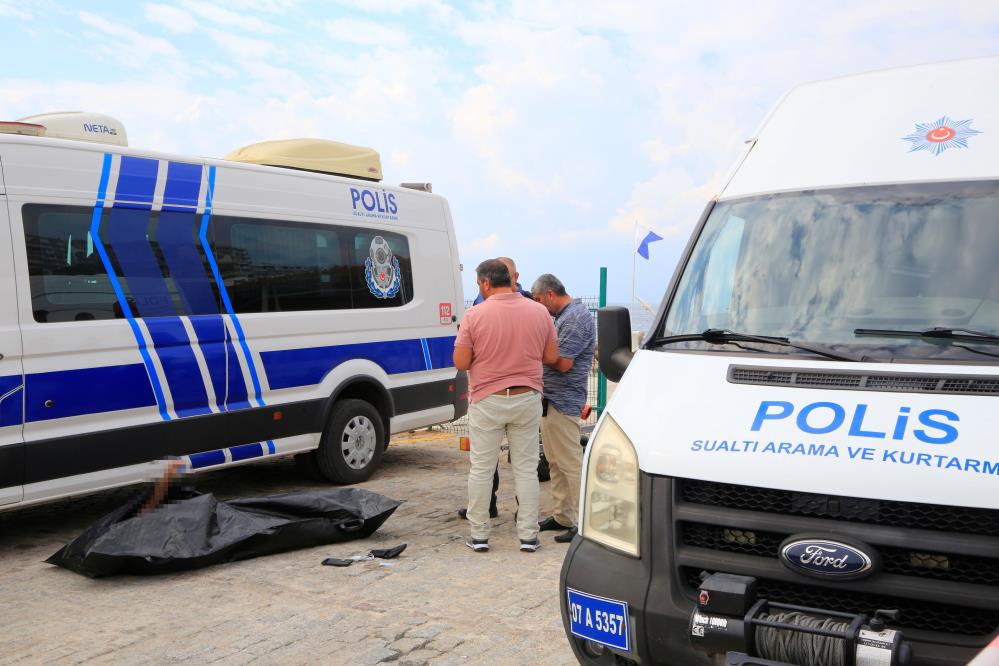 Antalya'nın Muratpaşa ilçesinde devriye gezen deniz polisi, Lara açıklarında su yüzeyinde bir erkeğe ait cansız bedene rastladı