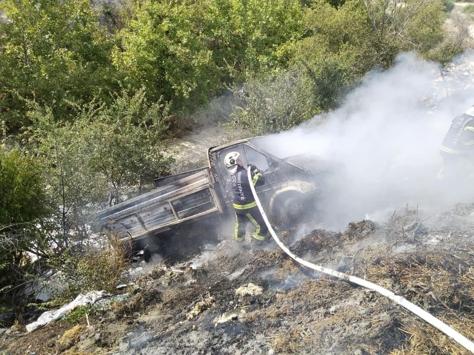 Kamyonet Şarampole Devrildi Yangın Çıktı-2