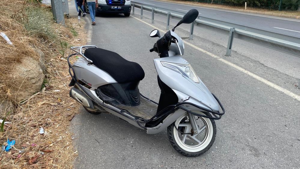 Antalya’nın Gazipaşa ilçesinde gerçekleşen tek taraflı motosiklet kazasında yaralanan sürücü, ehliyetsiz araç kullanmak ve kask takmamaktan dolayı 30 bin TL ceza aldı.