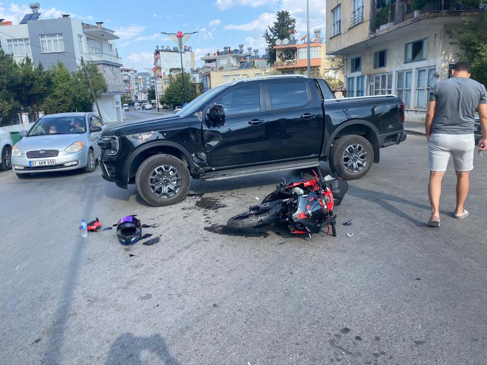 Motosiklet ile Kamyonet Çarpıştı 1 Yaralı-2