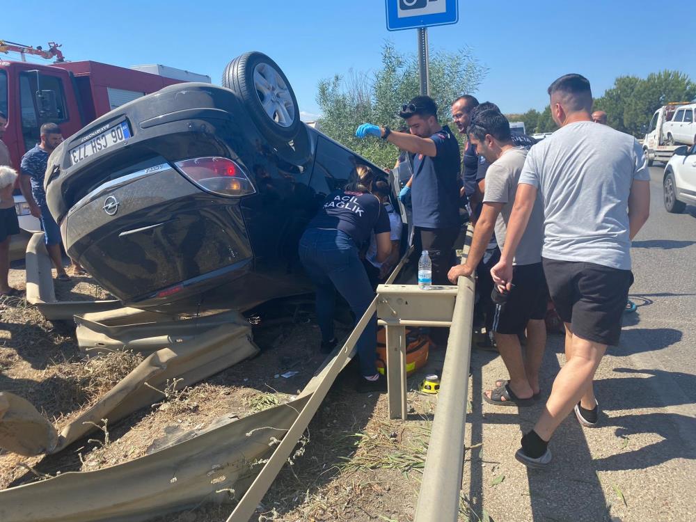 Takla Atan Araçta Sıkışan Sürücü, Telefonlarından Vazgeçmedi