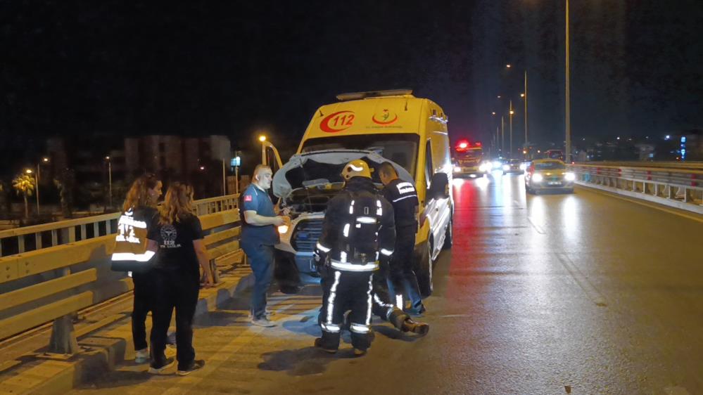 Antalya'dan Aksekiye Giden Ambulansın Motorunda Yangın Çıktı