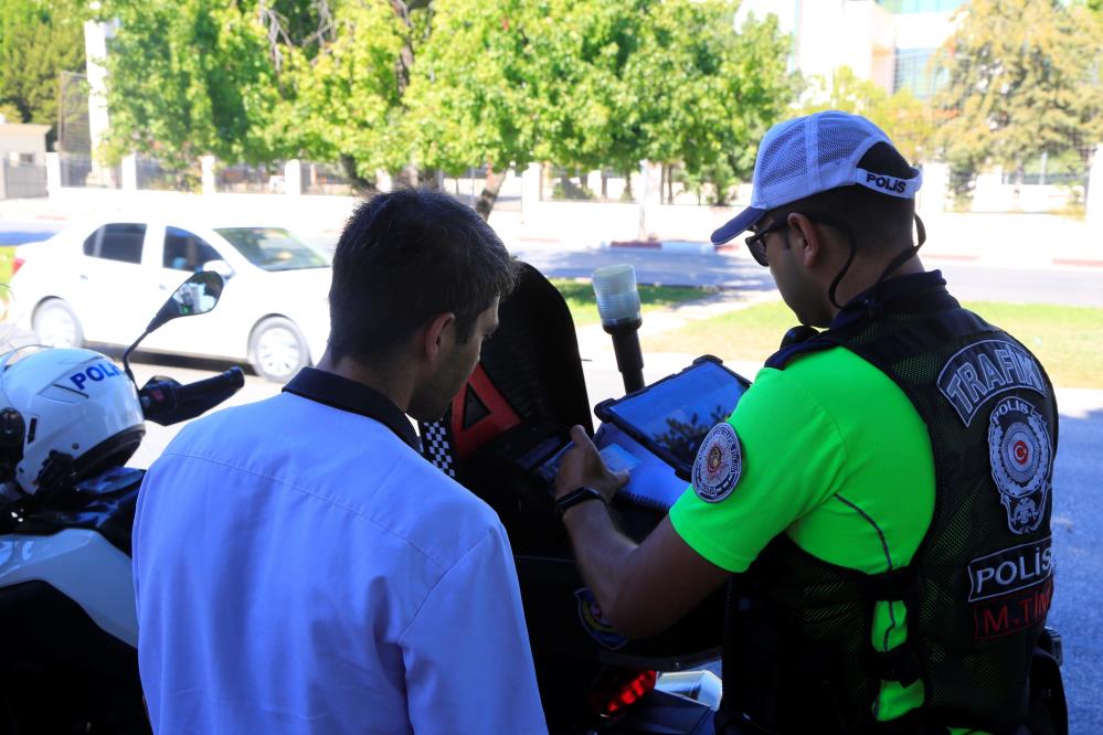 Antalya'da Motokurye'ye Ceza Yağmuru: 