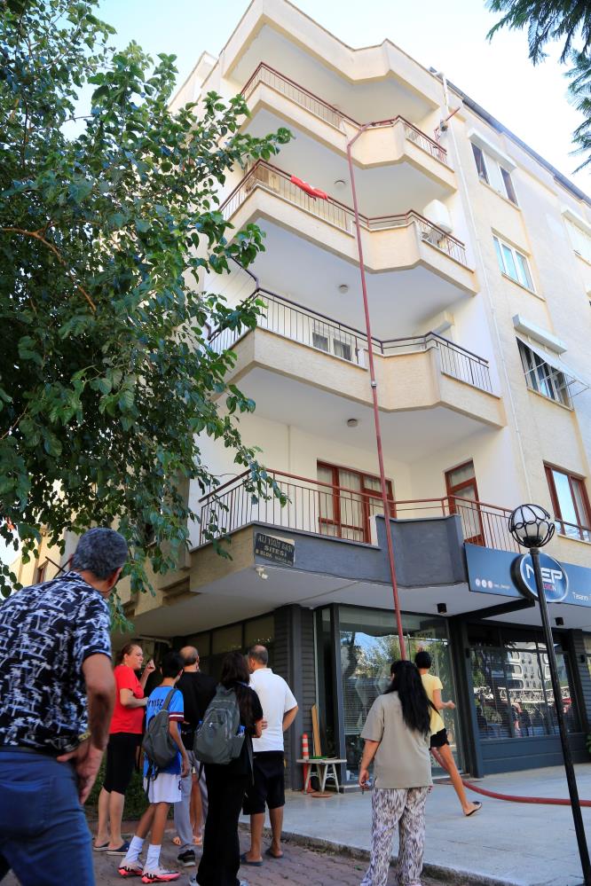 Apartmanda Yangın: Bina Sakinleri Sokağa Döküldü