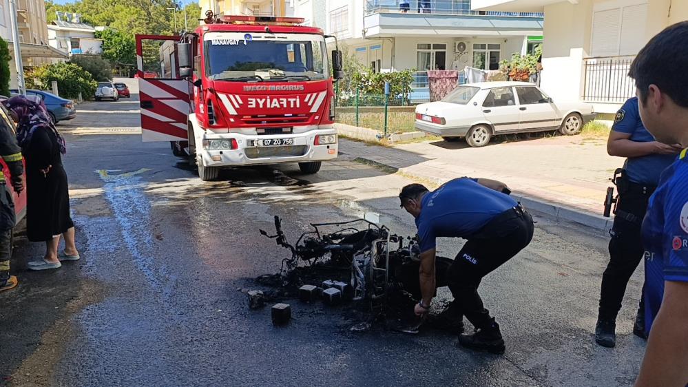 Seyir Halindeyken Yanan Motosikleti Mahalle Sakinleri Söndürdü