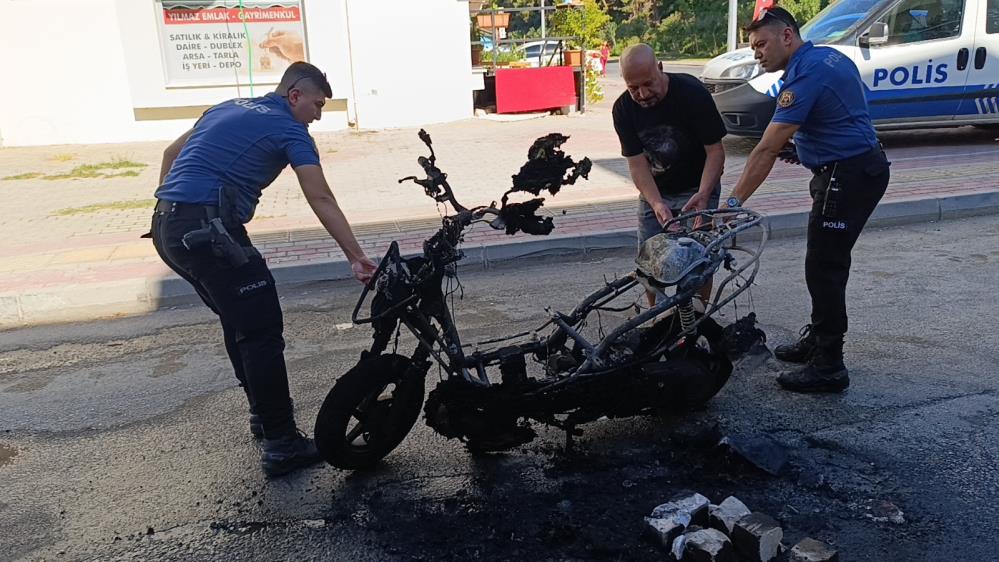 Seyir Halindeyken Yanan Motosikleti Mahalle Sakinleri Söndürdü-1