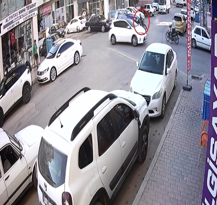 Motosikletli gencin otomobille çarpışma anı kamerada