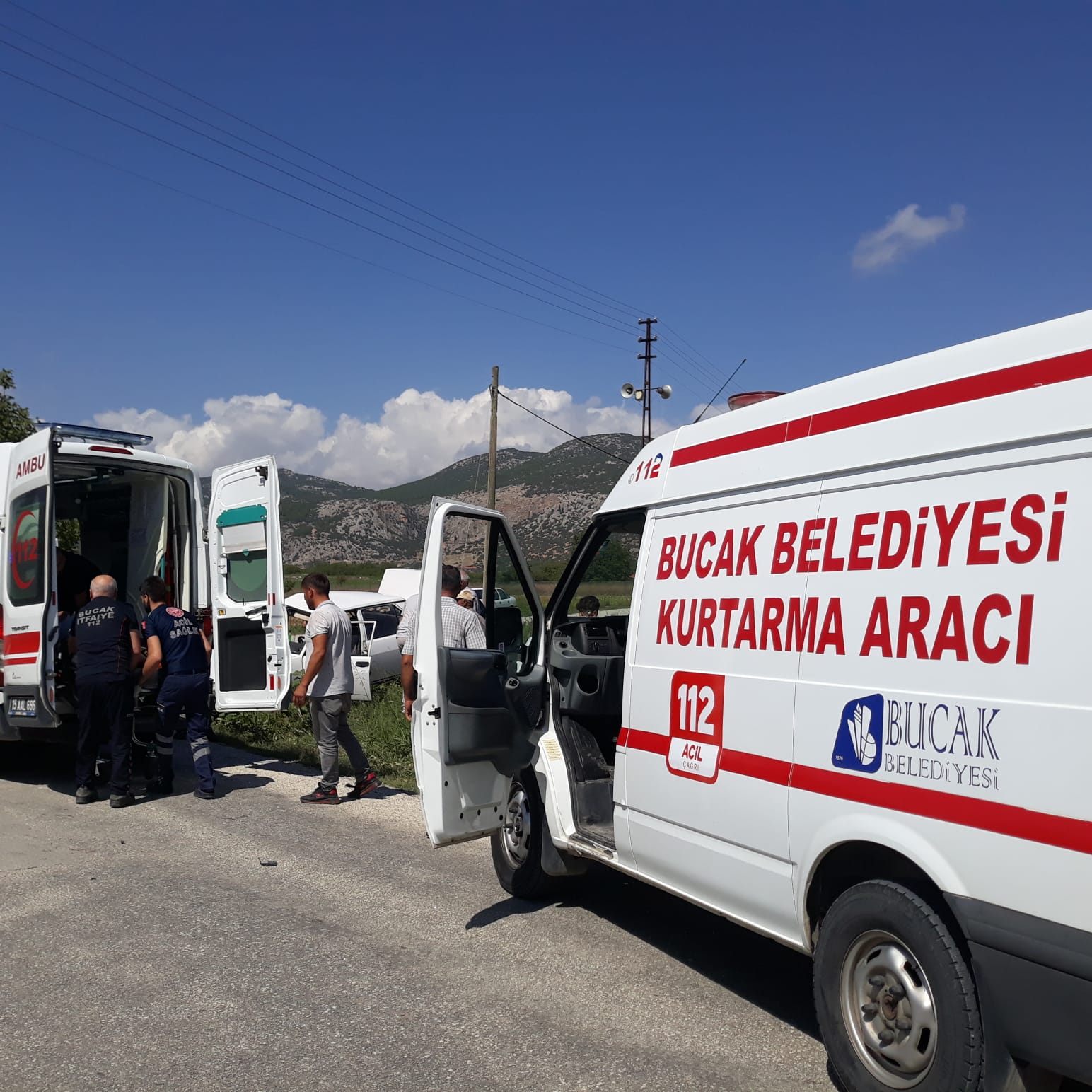 Bucak ilçesi Dereköy yolu üzerinde trafik kazası meydana geldi. İçte detaylar Barboros mahallesi Adnan Menderes bulvarı ile İncirhan caddesi kesişimi ( incirhandan Dereköy yoluna çıkan kavşak ) meydana gelen trafik kazasına 2 araç karışmış herhangi bir sı