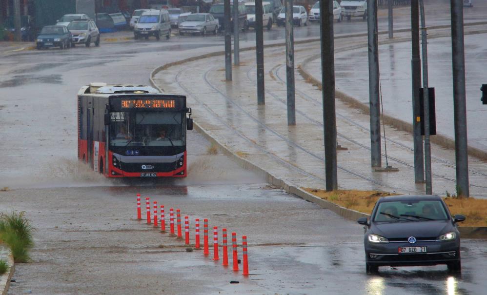 Antalya'da Bir Kilometre Arayla Iki Mevsim Yaşandı (1)