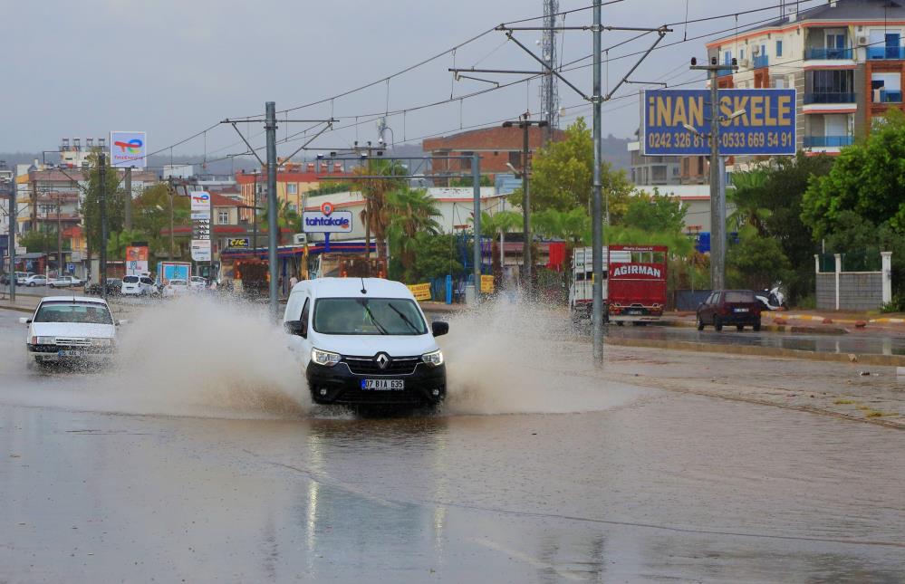 Antalya'da Bir Kilometre Arayla Iki Mevsim Yaşandı (2)