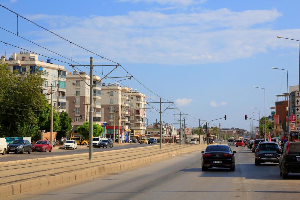 Antalya'da Bir Kilometre Arayla Iki Mevsim Yaşandı (3)