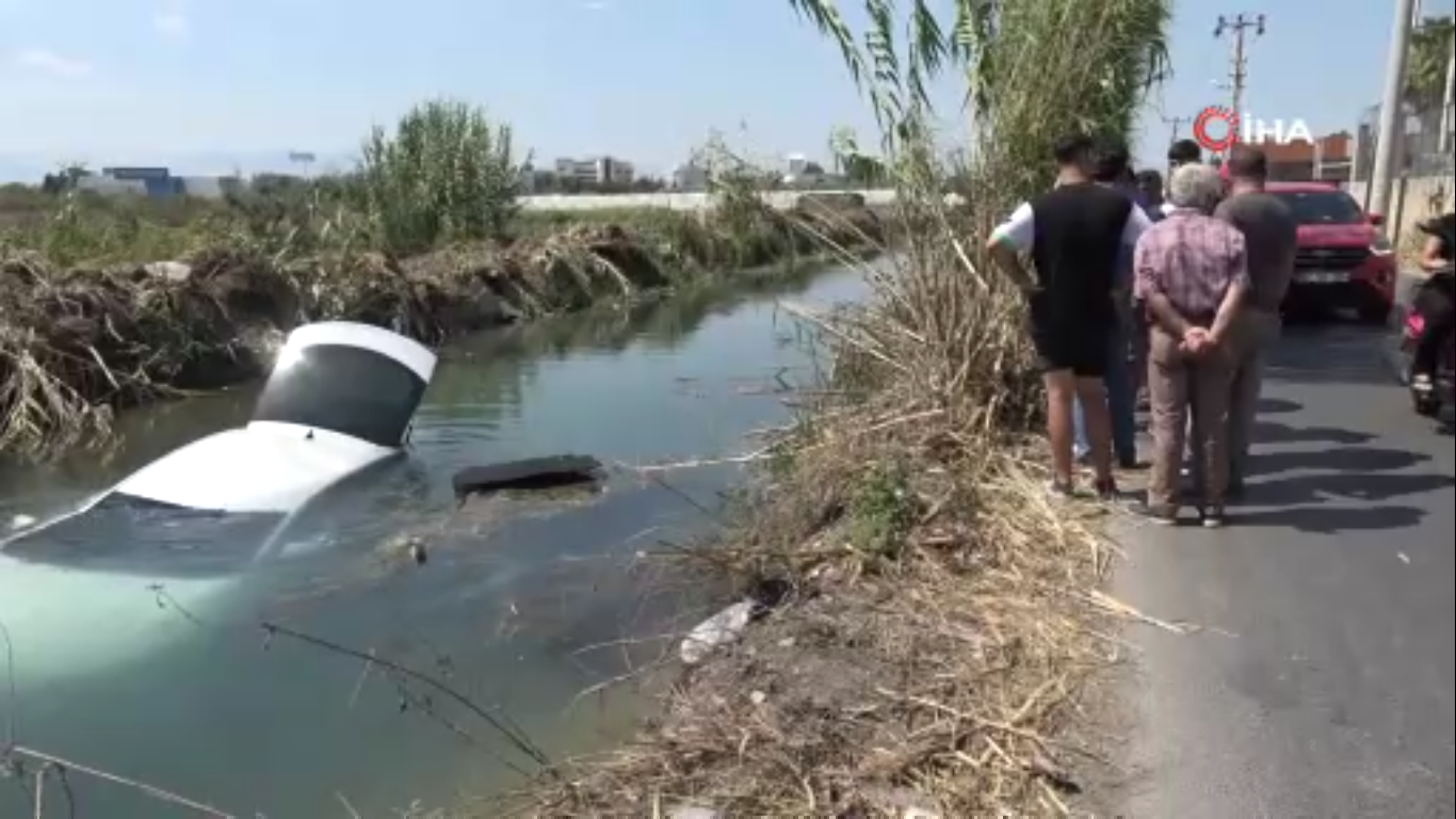 Antalya'da Şok Kaza! Araç Su Kanalına Uçtu 2 Yaralı (2)