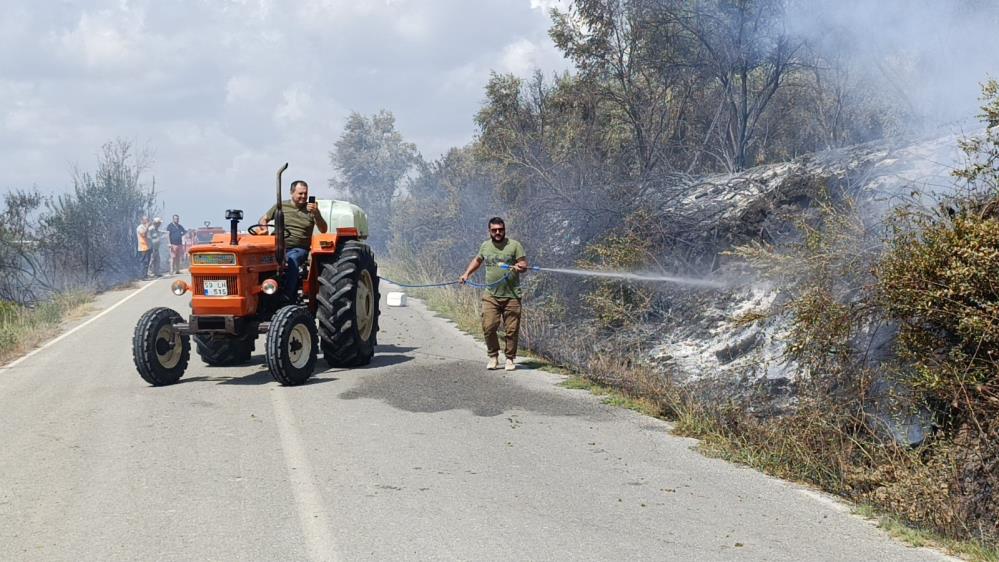 Antalya’da Tarım Arazisi Yandı, 3 Sera Zarar Gördü 4