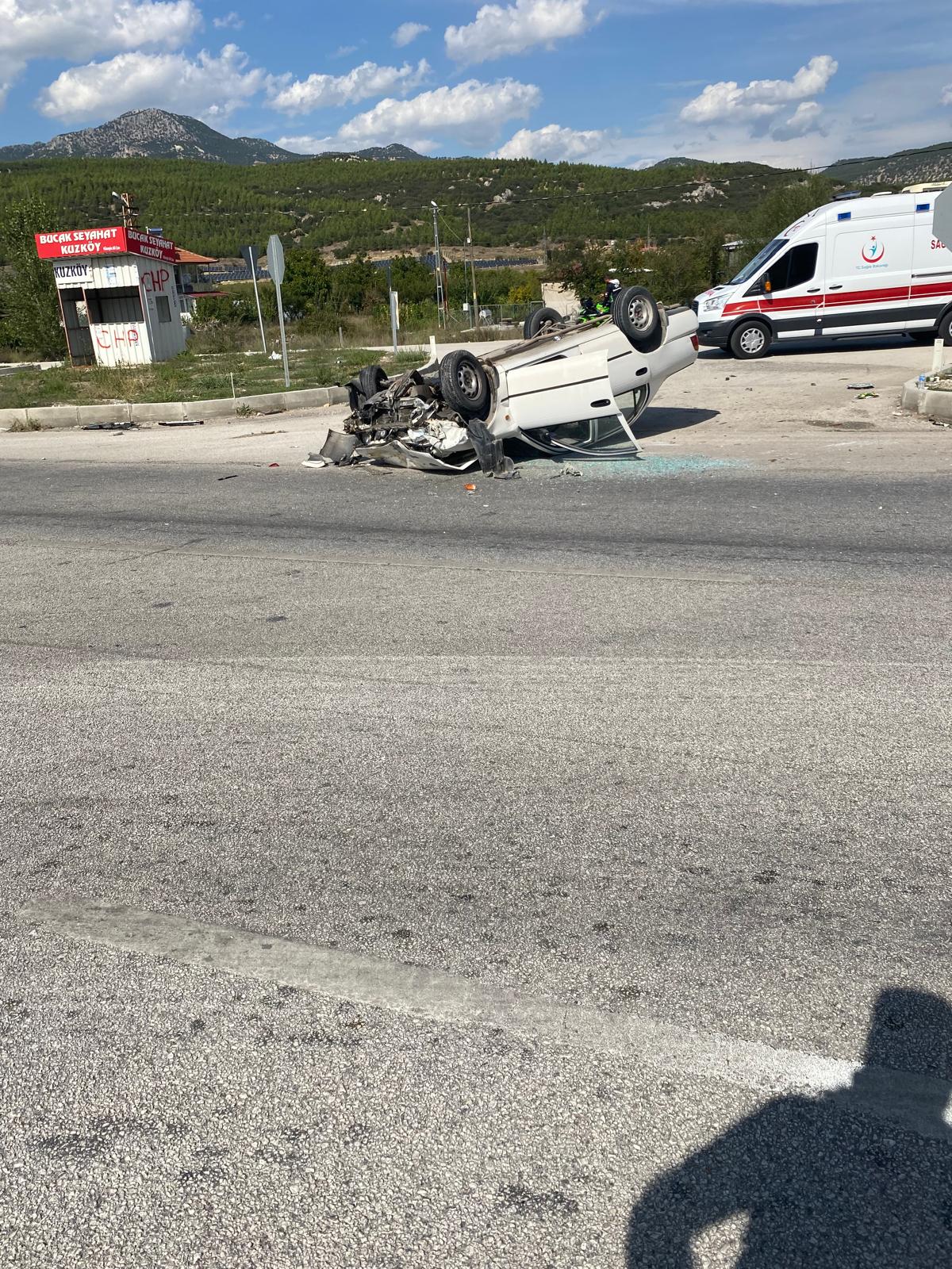 Burdur'da trafik kazası! Otomobil takla attı