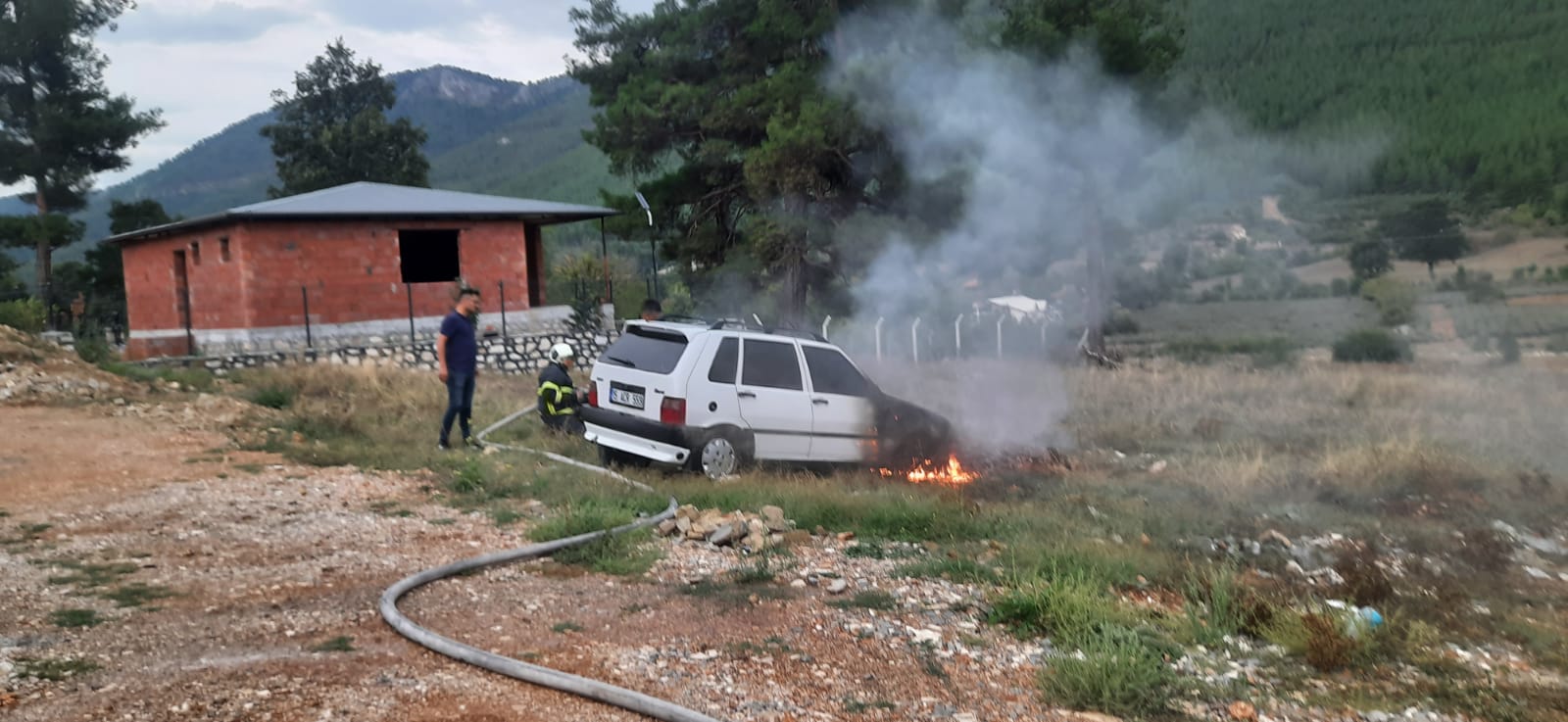 Bucak'ta Park Halindeki Araçta Yangın Çıktı (4)