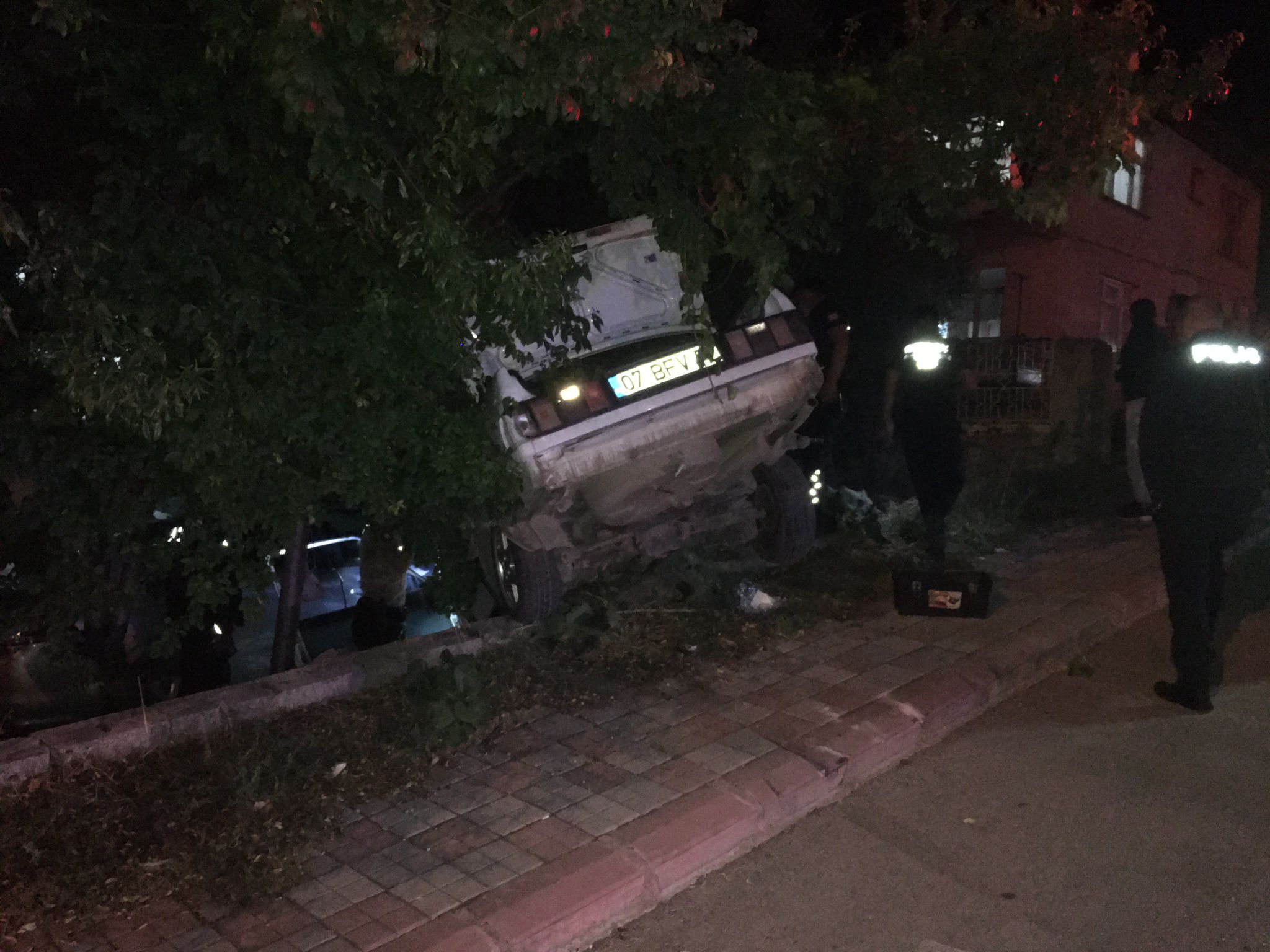 Bucak'ta Trafik Ekibinden Kaçan Otomobil Bahçeye Düştü (4)