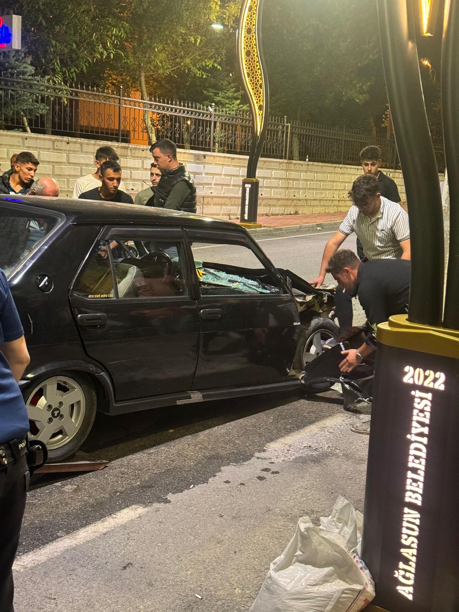 Burdur'da Alkollü Sürücü Park Halindeki Kamyonete Çarptı (2)