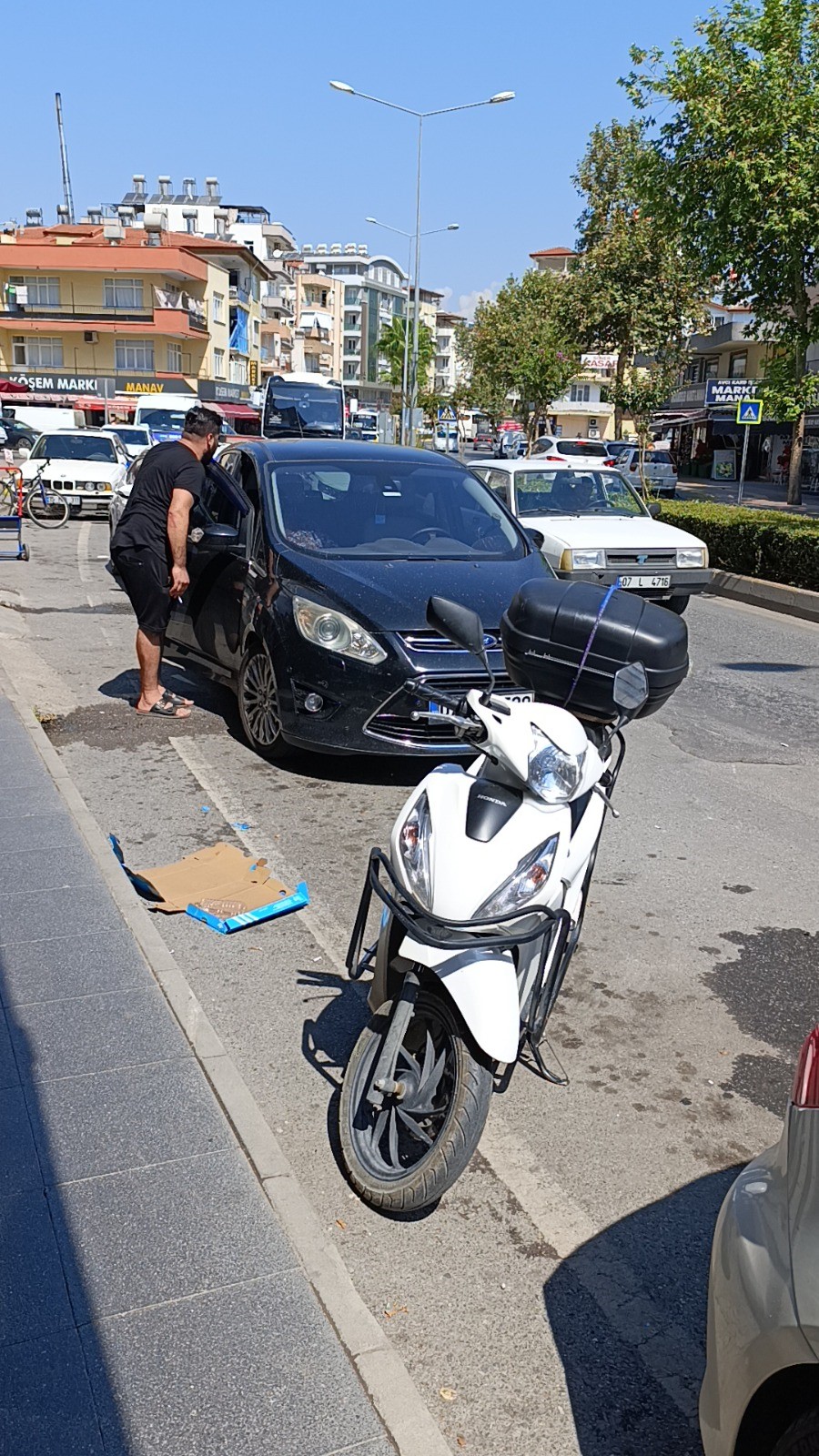 İşe Yetişmek Için Acele Etti 10 Metrede Iki Kaza Yaptı (2)