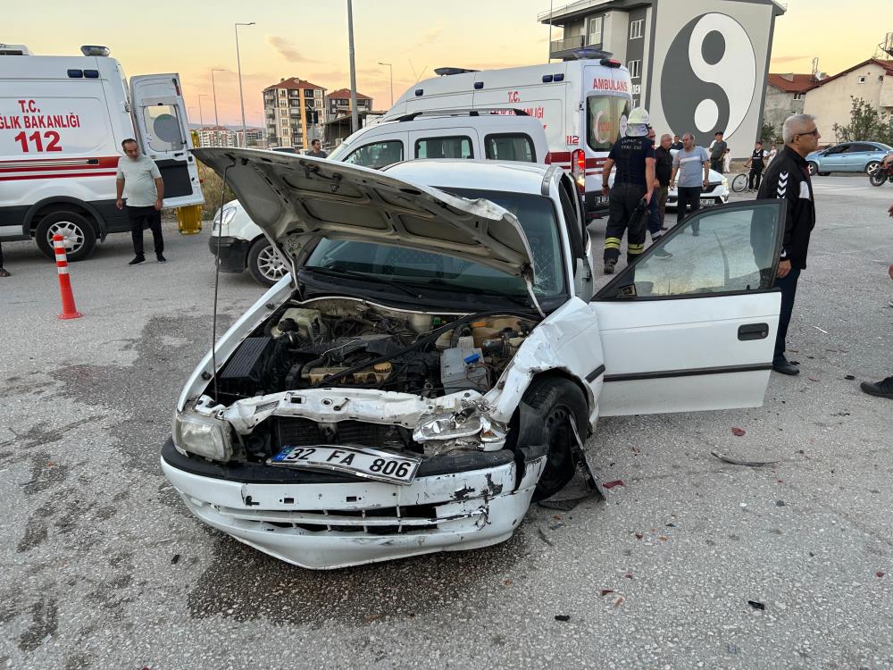 Kavşağa Kontrolsüz Giren Otomobiller Çarpıştı (1)