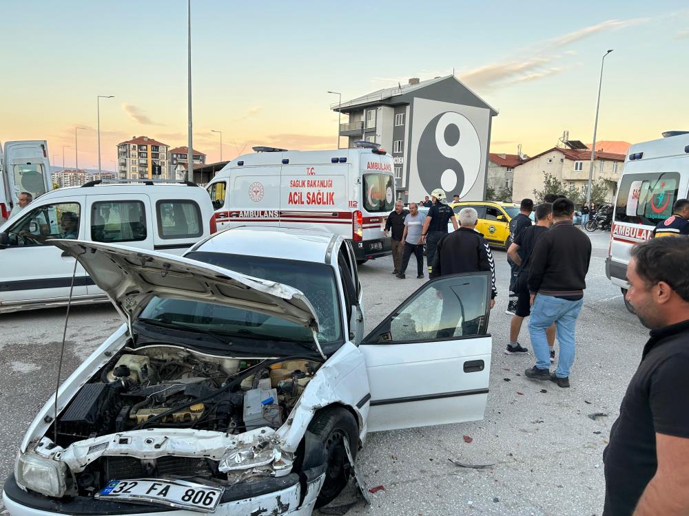 Kavşağa Kontrolsüz Giren Otomobiller Çarpıştı (3)