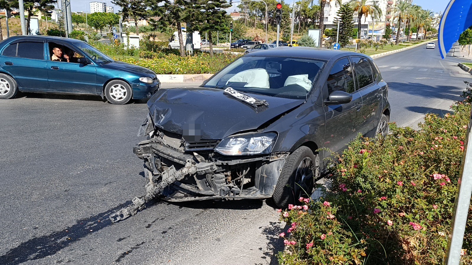 Kavşakta İki Otomobil Çarpıştı Bir Kişi Yaralandı (1)