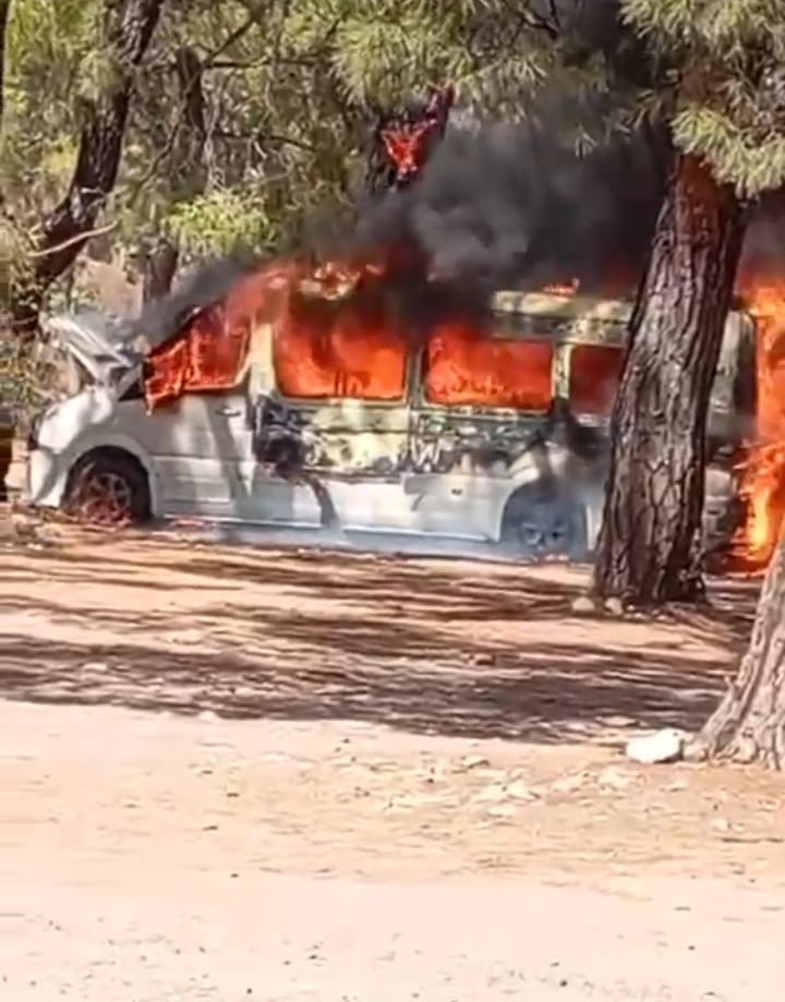 Park Halindeki Tur Minibüsü Alev Alev Yanma Anı (4)