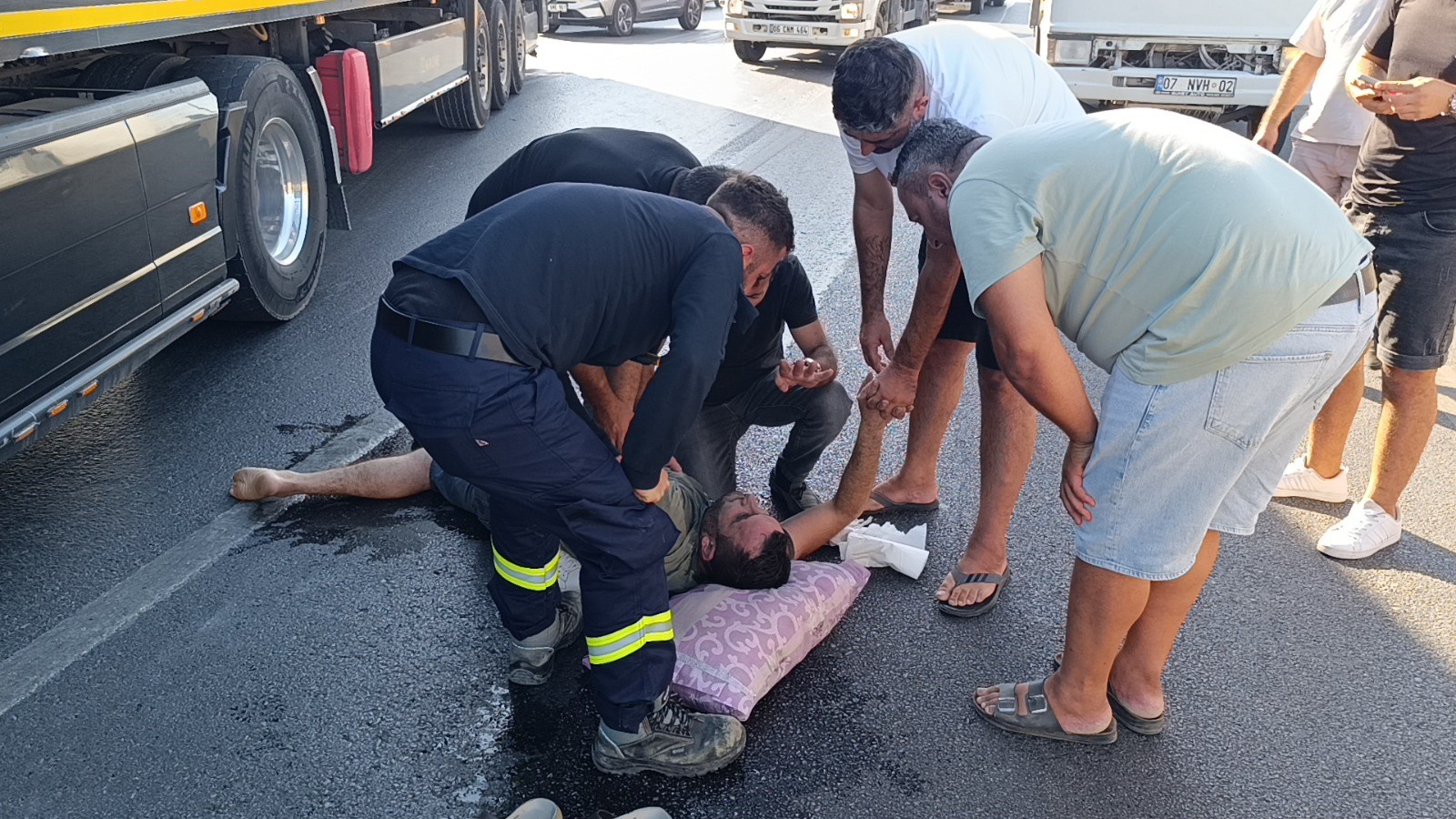 Tır Şoförü Seyir Halinde Kriz Geçirdi Bariyerler Durdurdu (1)