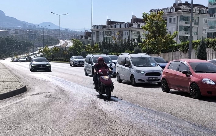 Yola Dökülen Yağ Trafiği Felç Etti İşte Motosikletin Kaza Anı (6)