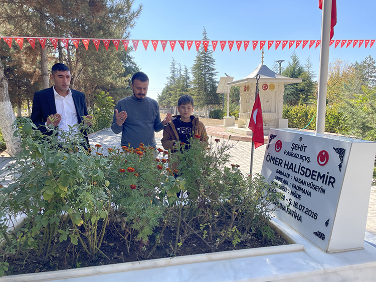 FETÖ Elebaşı Gülen’in Ölümünün Ardından Şehit Halisdemir’in Kabri Ziyaret Ediliyor