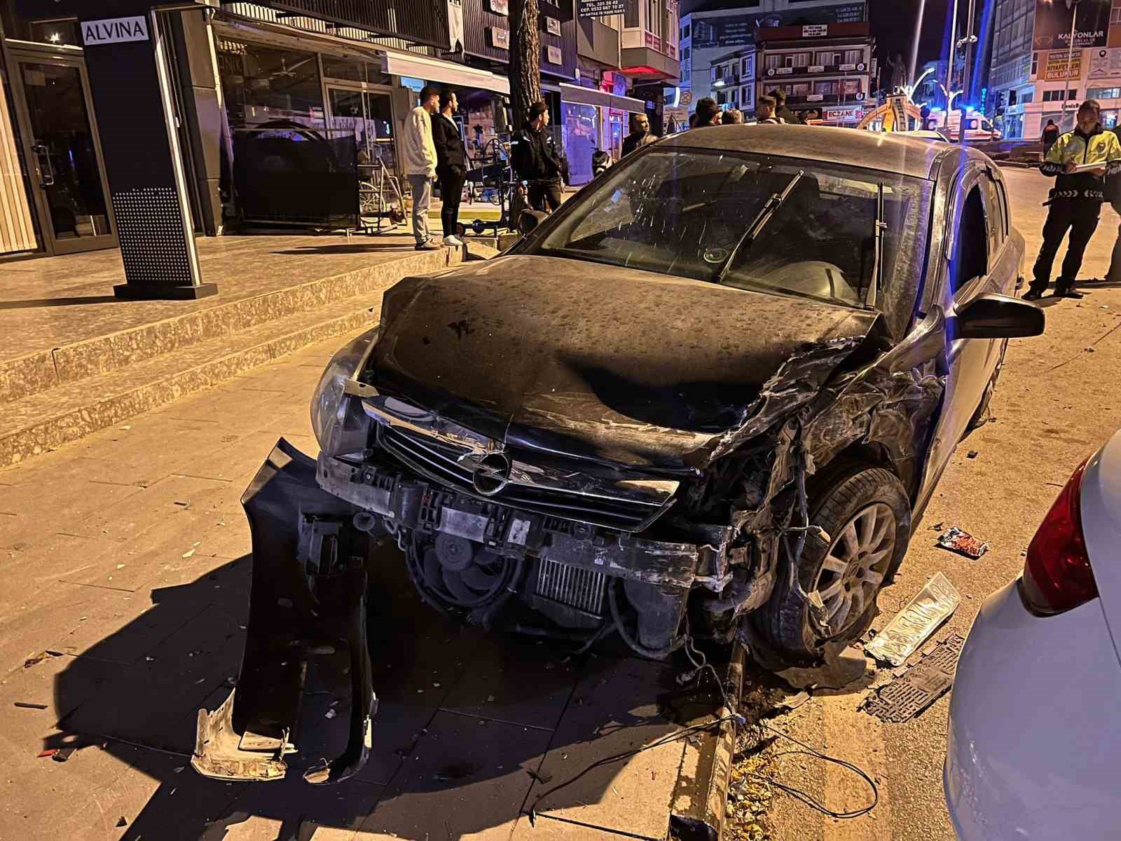 Bucak’ta Kontrolden Çıkan Araç Kaza Yaptı: Sürücü Kaçtı