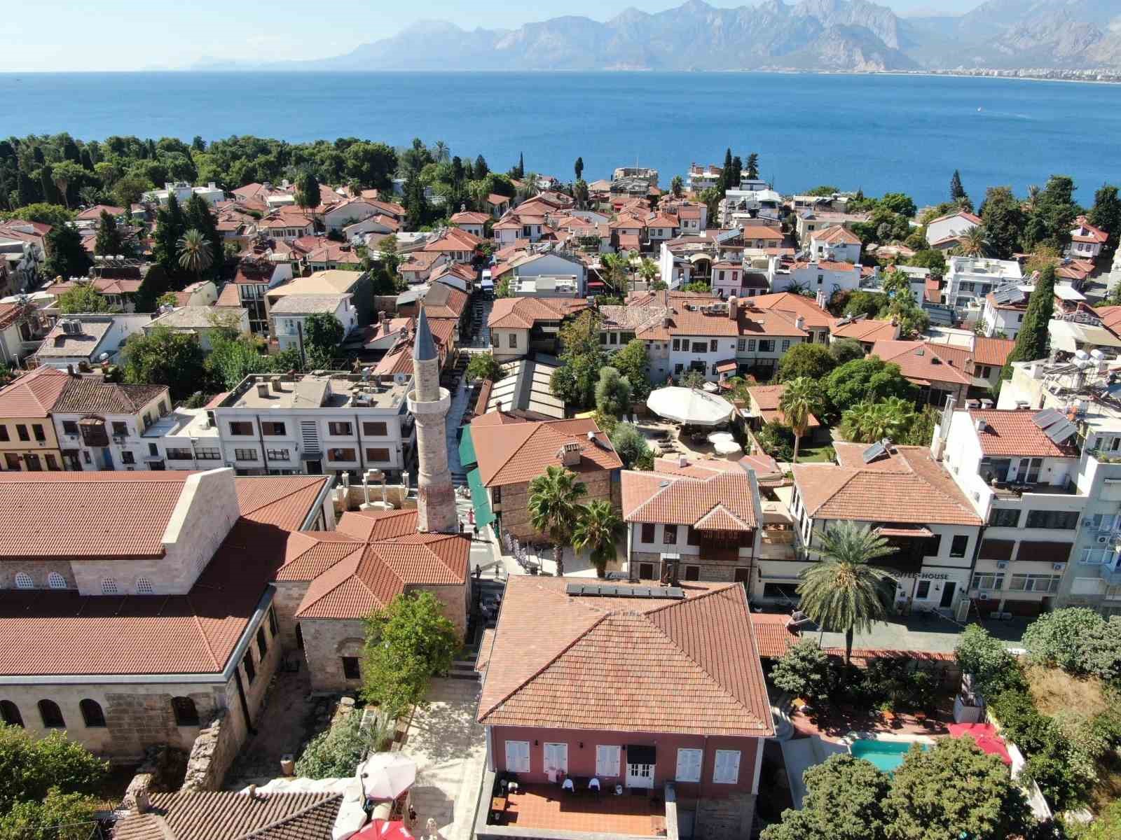 Antalya’da Camii İmamı, 6 Dilde İslamiyet’i Tanıtıyor