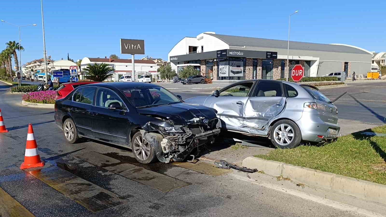 Çarpışan otomobiller levhaları yıktı: 3 yaralı