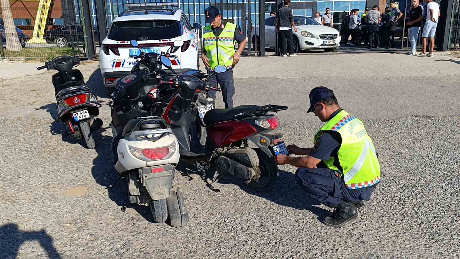 Motosikletlerin plakasını söküp drift pistine gittiler-1