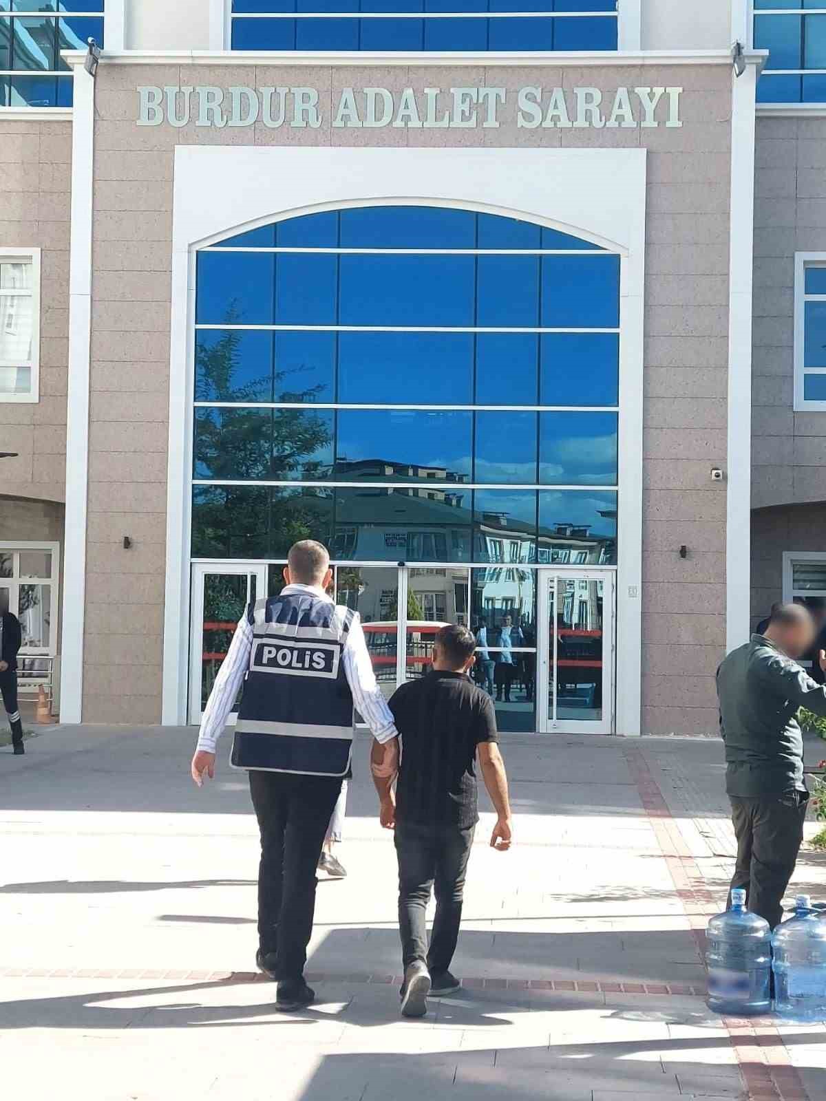 Burdur'da Camiden Sadaka Kutusunu Çalan Hırsız Yakalandı-1