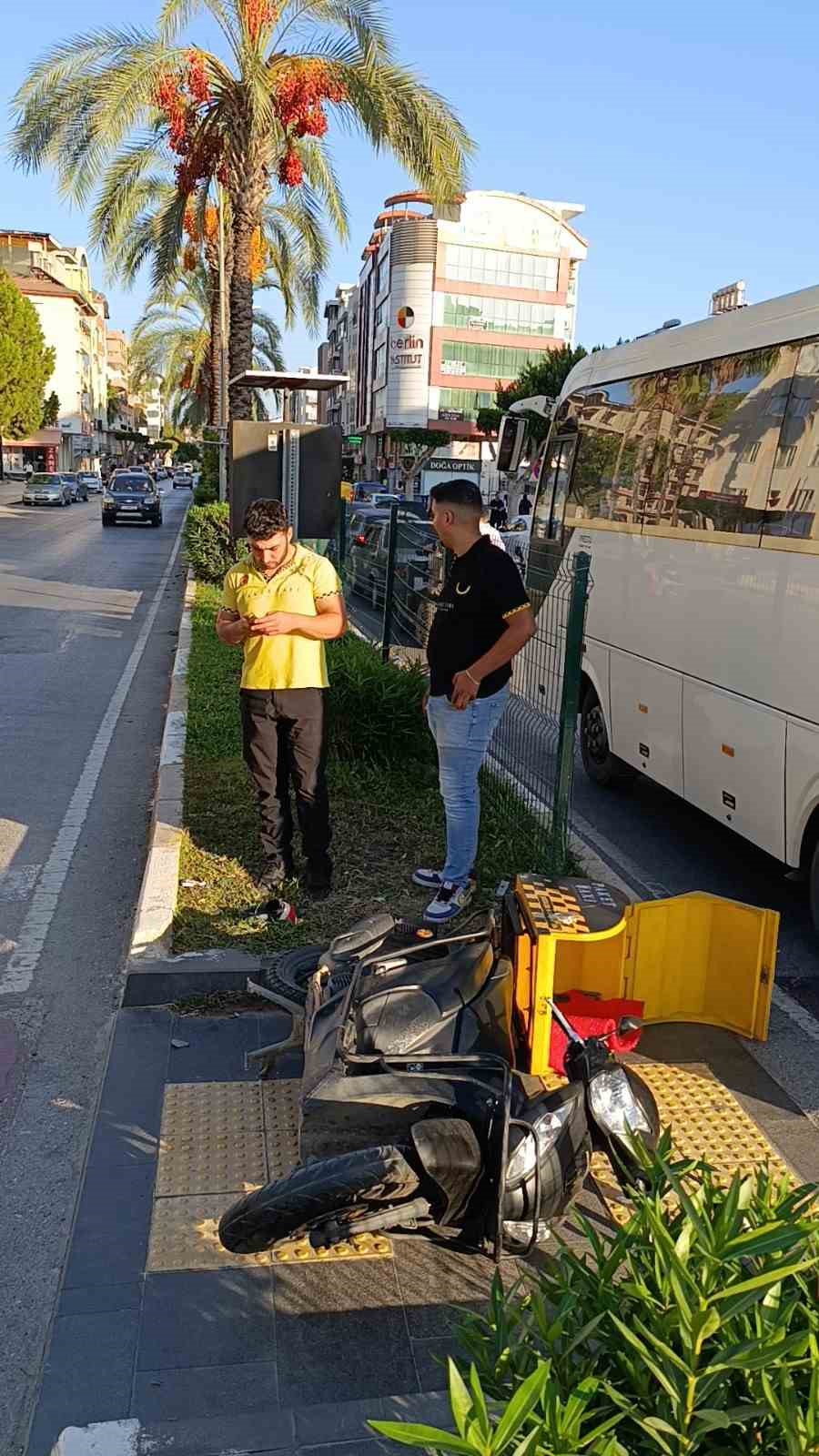 Adliye önünde motosikletler çarpıştı: 3 yaralı