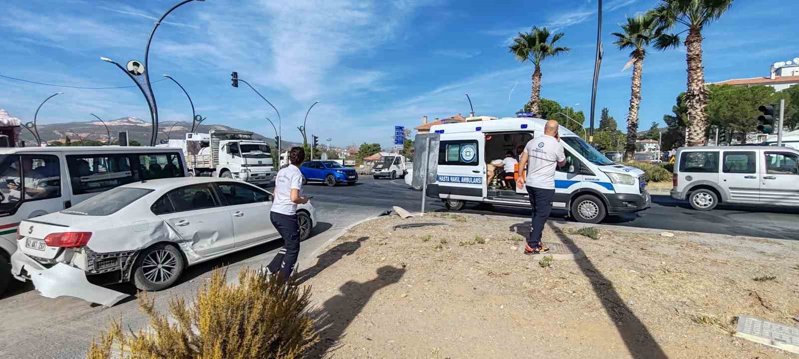 Ambulans ile Otomobil Çarpıştı: 1 Kişi Yaralandı