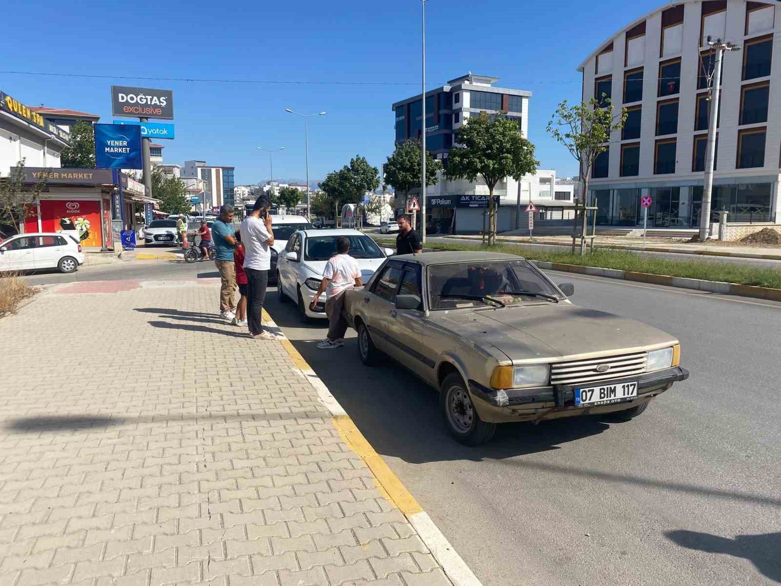 3 araçlı zincirleme kazada şans eseri yaralanan olmadı