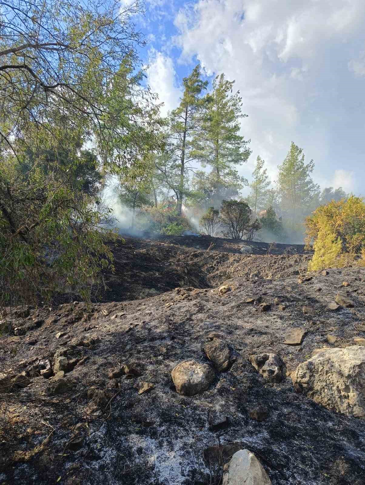 Kumluca’da orman yangınında alevlerin sıçradığı ev kullanılamaz hale geldi