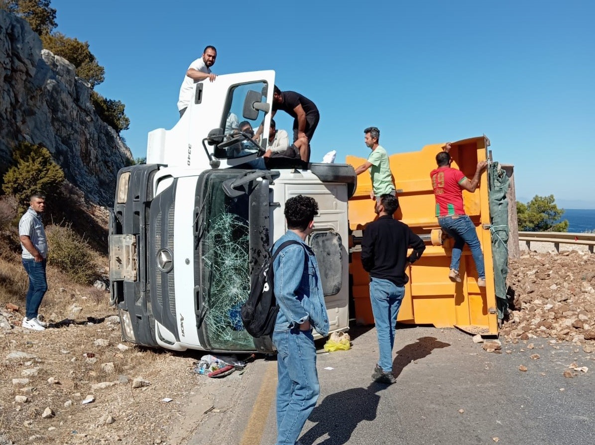 Hafriyat Kamyonu Devrildi: Yol 2 Saat Kapalı Kaldı