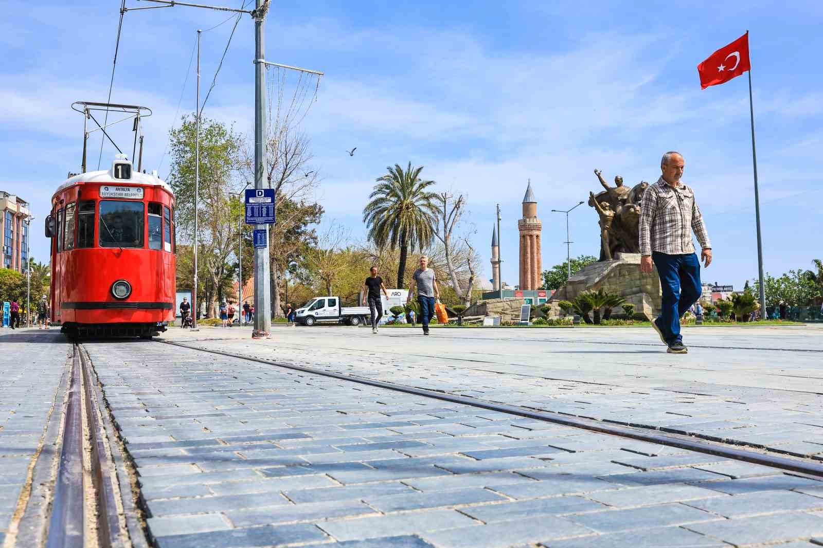 Antalya'da Cumhuriyet Bayramı'nda Toplu Ulaşım Ücretsiz-1