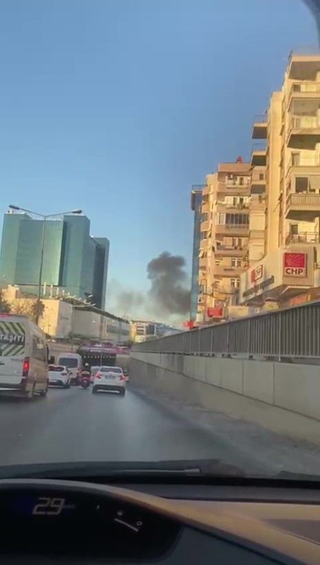 Cam Yüklü Kamyonet Alev Alev Yandı, Gökyüzü Siyaha Büründü-1