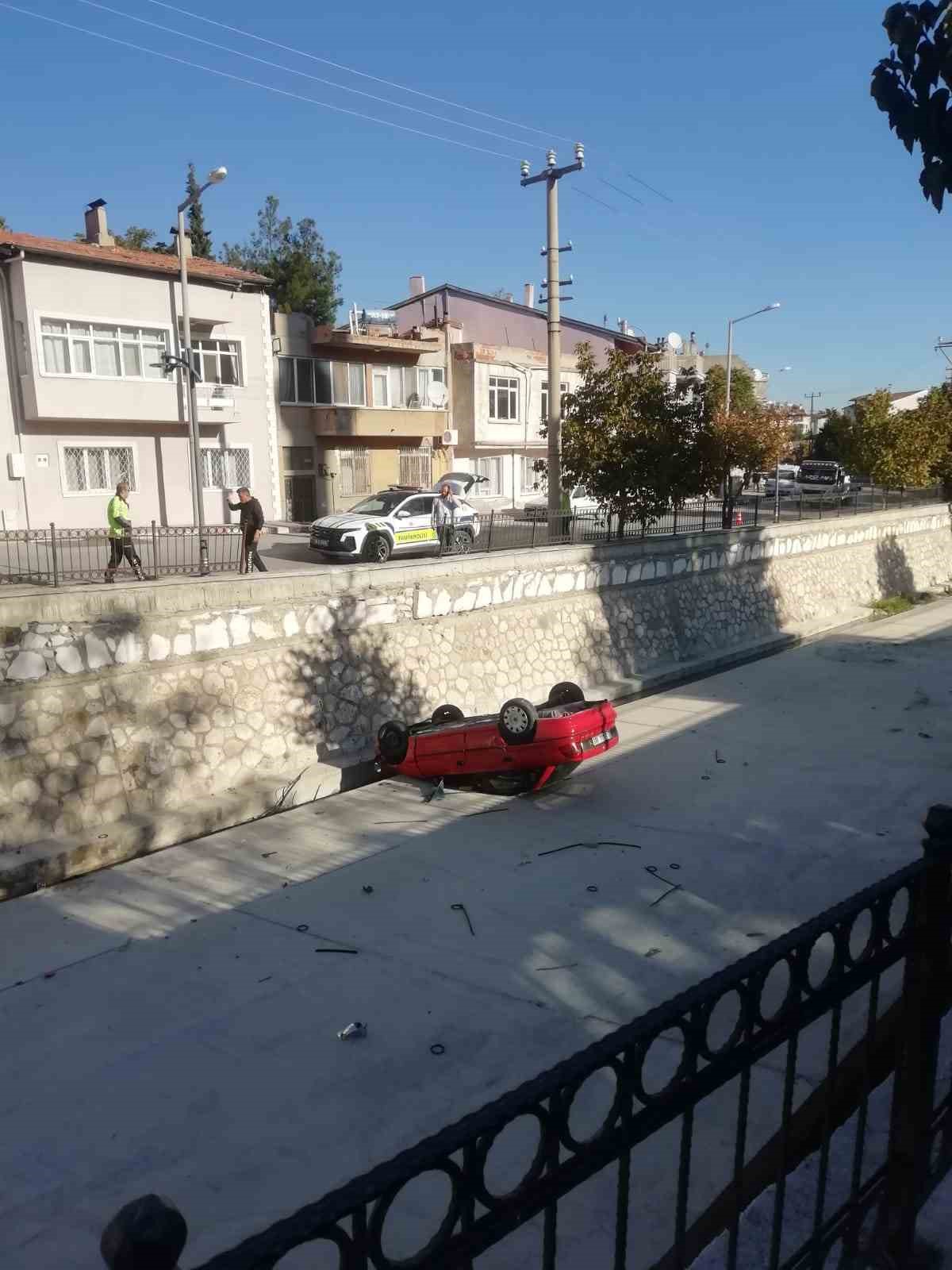 Otomobil Çaya Uçtu Burdur (2)