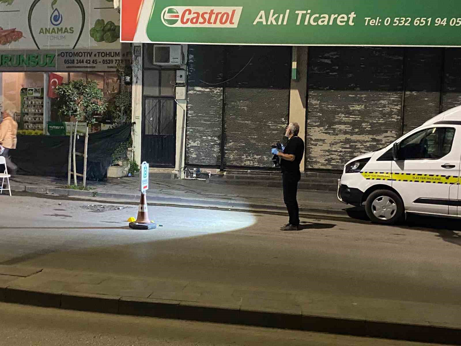 Motosikletle geldiler, iş yerini kurşunlayıp kaçtılar