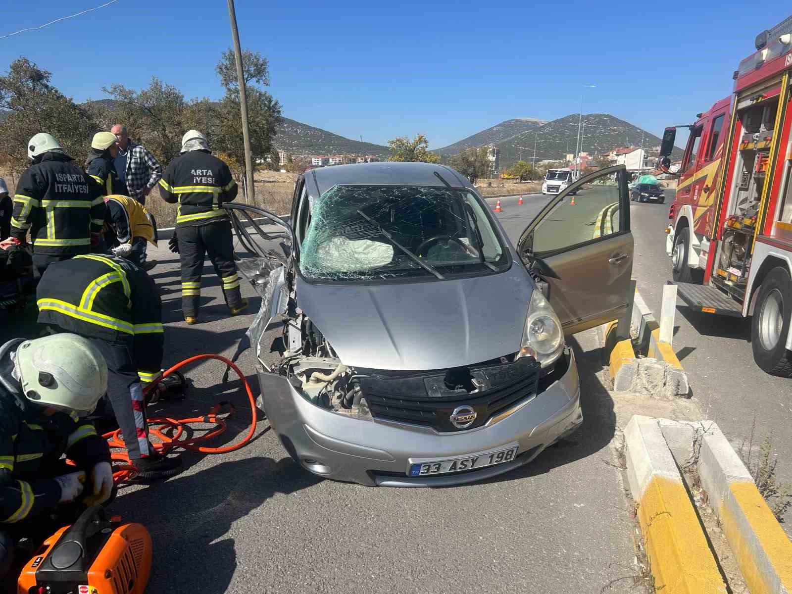 Kontrolden çıkan otomobil elektrik direğine çarptı: 2 yaralı